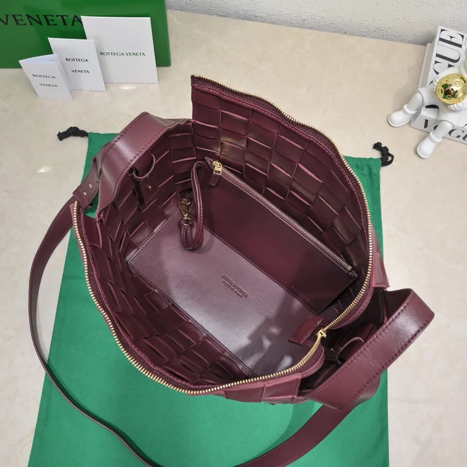 Batch 2600 BottegaVeneta What can be packed in the new bowling bag? Have you got the new bowling bag? Super large capacity ~ The key is low-key, simple and casual style ~ the fashion sense is not reduced at all. It combines BV's classic woven elements and can also be used for computers. The length of the shoulder straps can be adjusted. It is suitable for tall girls to carry. Boys also have a sunny back☀️ Style number: 7466# Size: 28*21*16